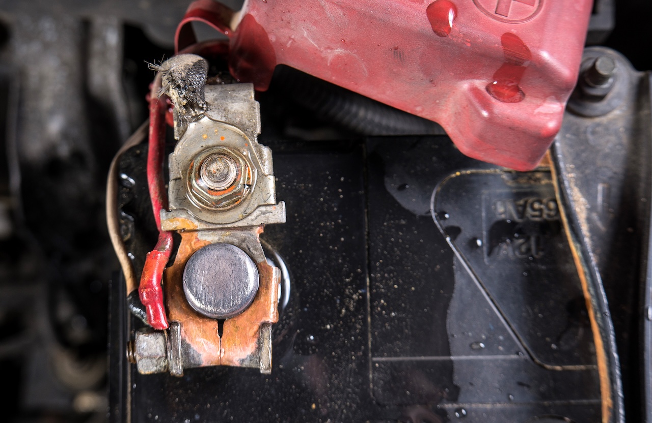 Clean car battery terminals after cleaning with hot water.(After cleaning)